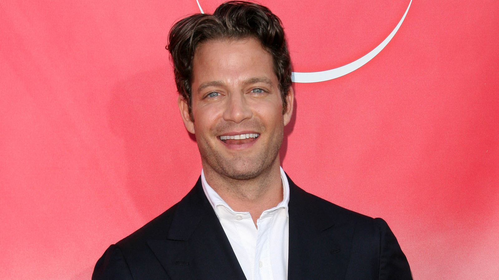 لدى Nate Berkus حل أنيق لتخزين المطبخ لمحبي الشاي في حياتك