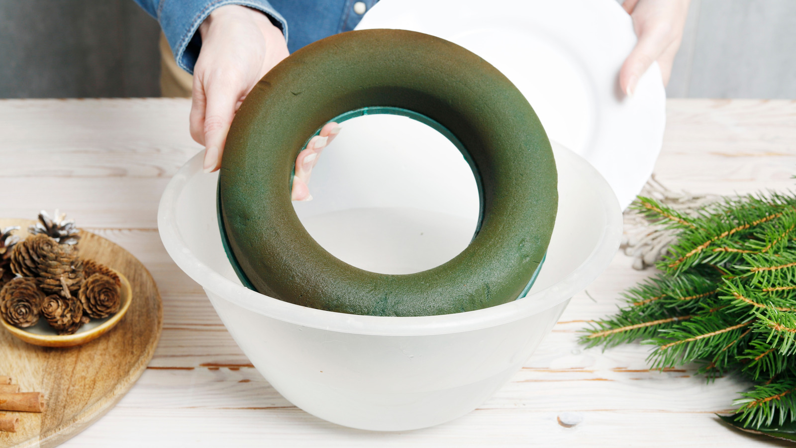 القطعة المركزية الزهرية المذهلة التي يمكنك وضعها مع أشكال إكليل شجرة الدولار