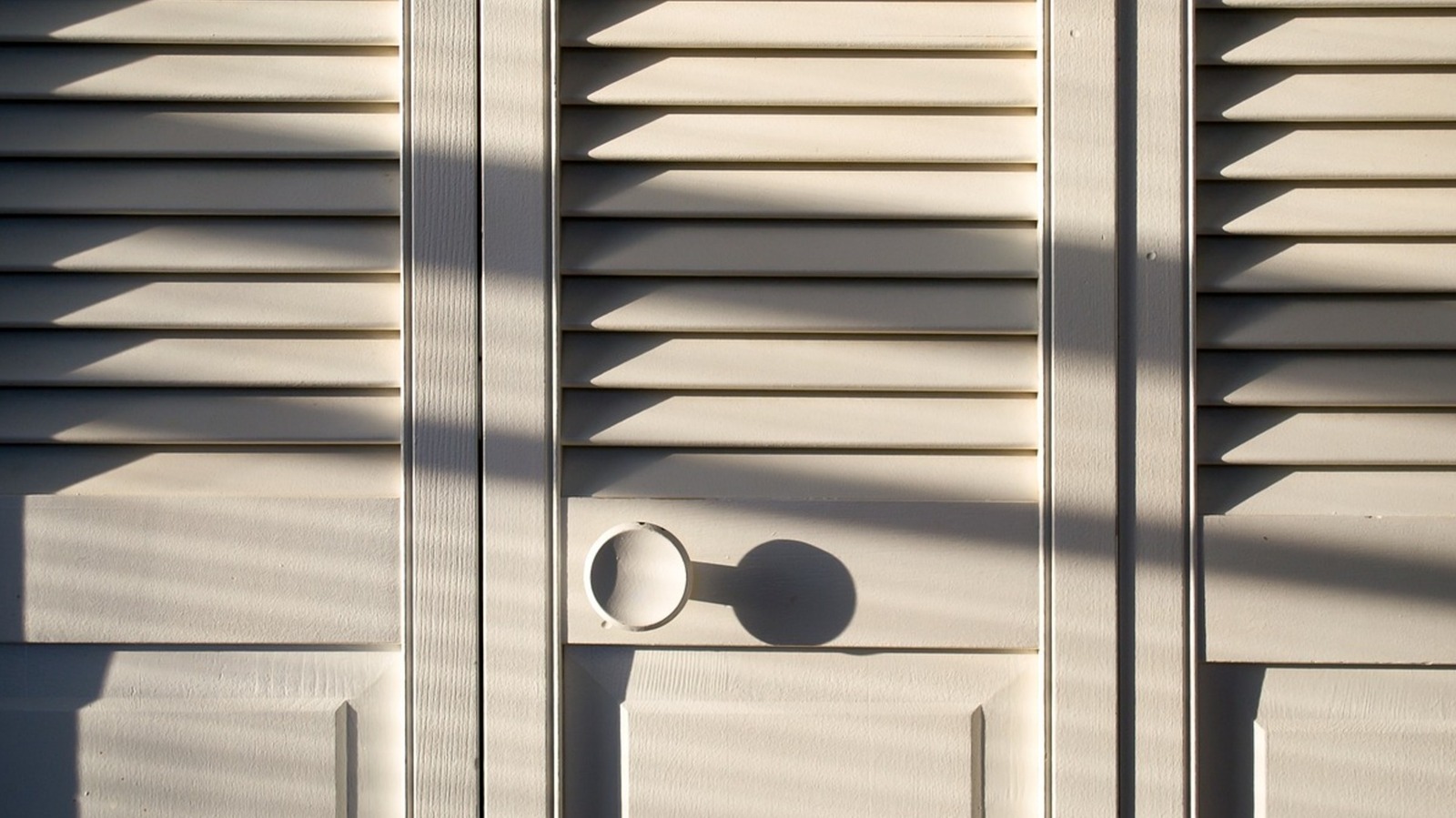 بديل DIY الحديث للأبواب ثنائية الطي ذات المظهر التقليدي