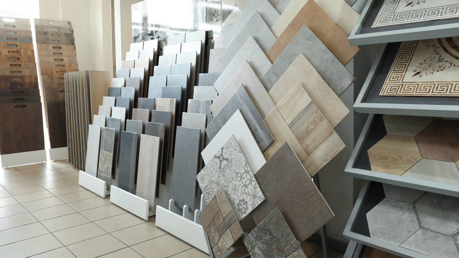 قم بتحديث الحمامات مع اتجاه البلاط الشائع لجميع الأسباب الصحيحة