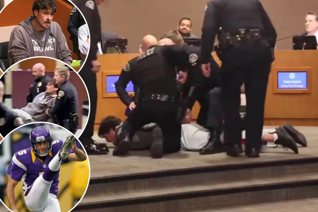 يفتح كريس كلووي بونتر السابق في اتحاد كرة القدم الأميركي على تفجير مجلس مدينة مكافحة ماجا الفيروسية