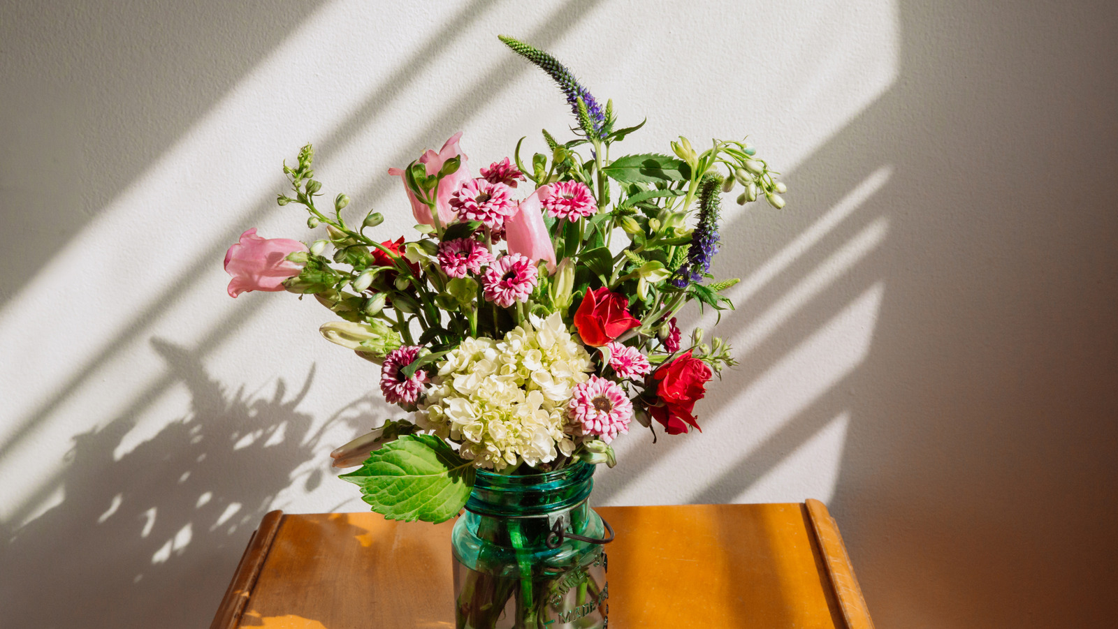 إناء الجدار DIY الذي يحول الزهور على الفور إلى روائع جميلة