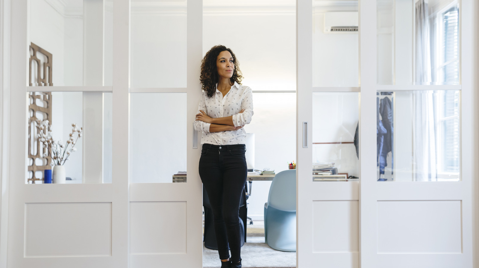 بديل الباب المنزلق الذي يجعل المساحة تبدو أكبر وأفضل