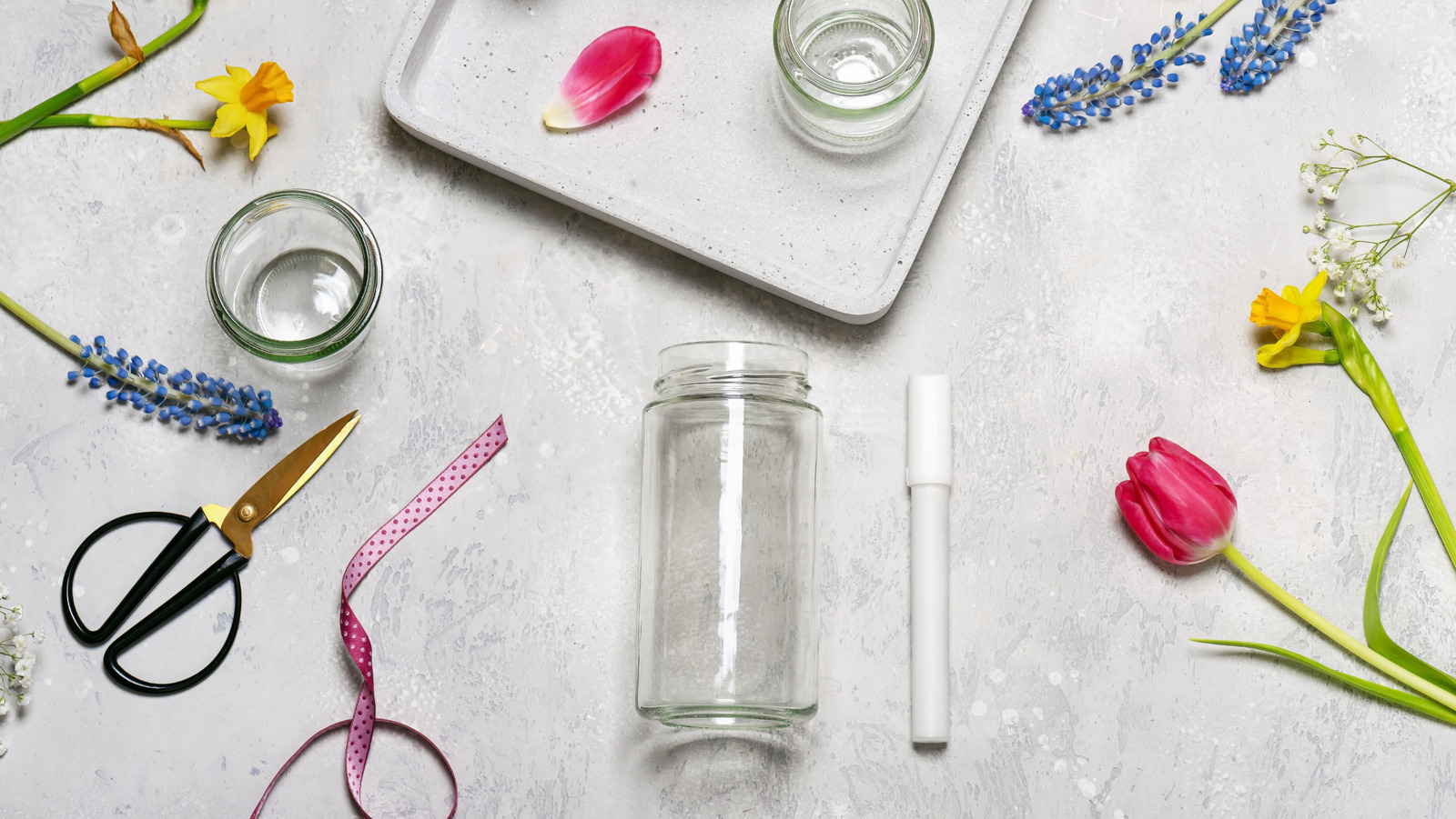 ديكور عيد الفصح جرة الشجرة الدولار يعطي حمولة جاذبية