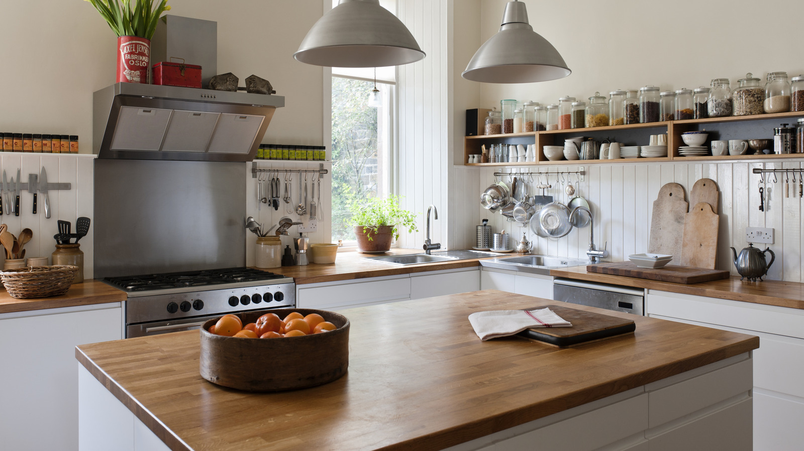 نمط جزيرة المطبخ الشهير الذي يجعل منزلك يبدو مؤرخًا في عام 2025