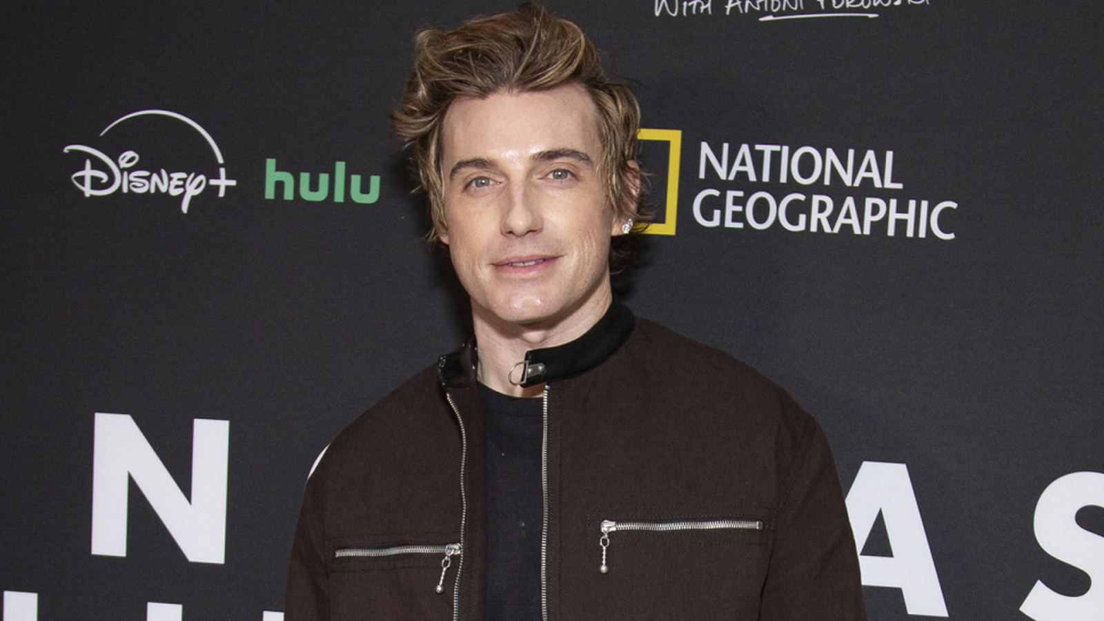 المكان غير المتوقع Jeremiah Brent يستخدم مصابيح LED لإحساس فاخر فوري