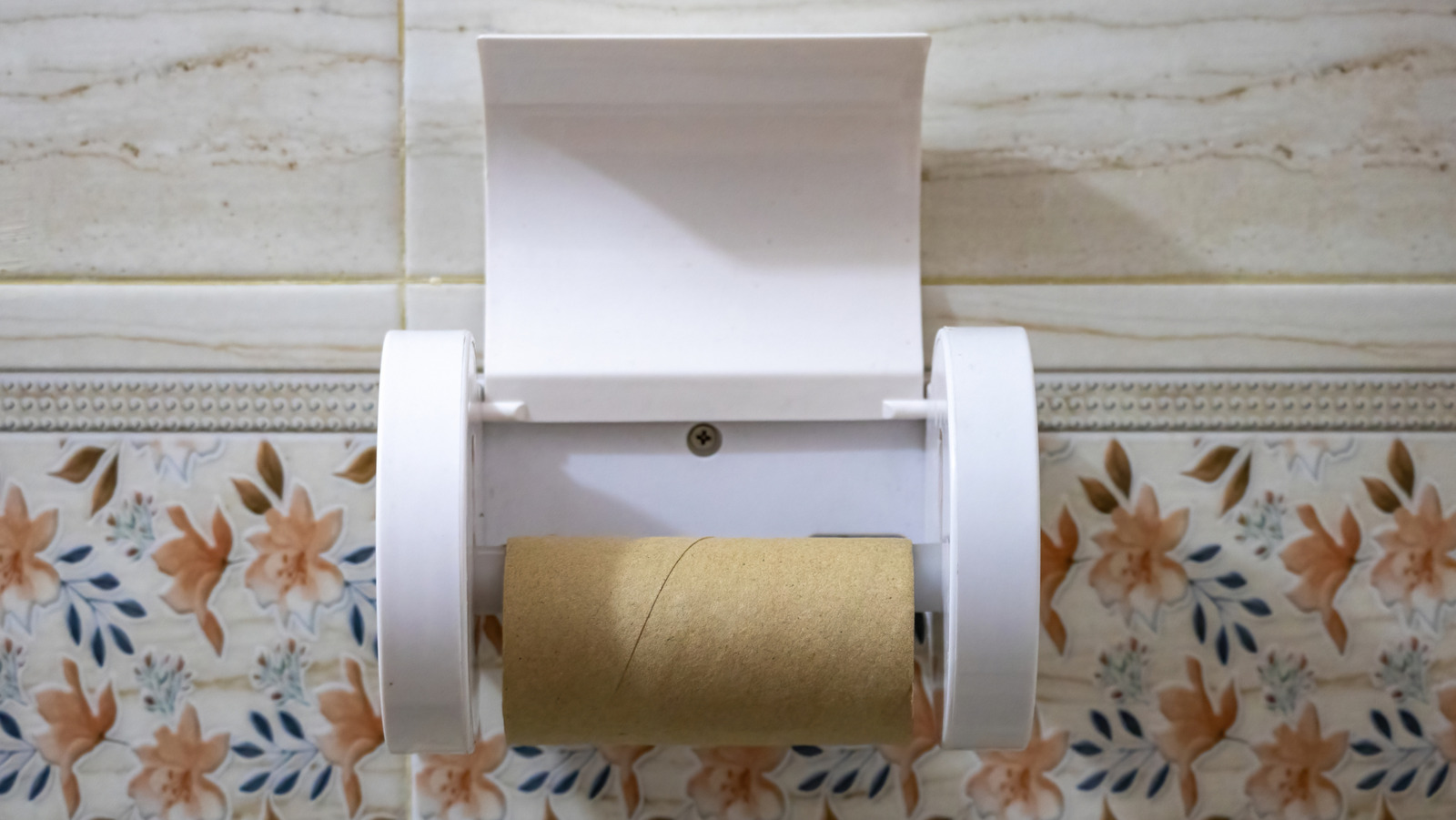 قم بإنشاء إكليل ربيع فريد باستخدام لفائف ورق التواليت المعاد تشكيلها