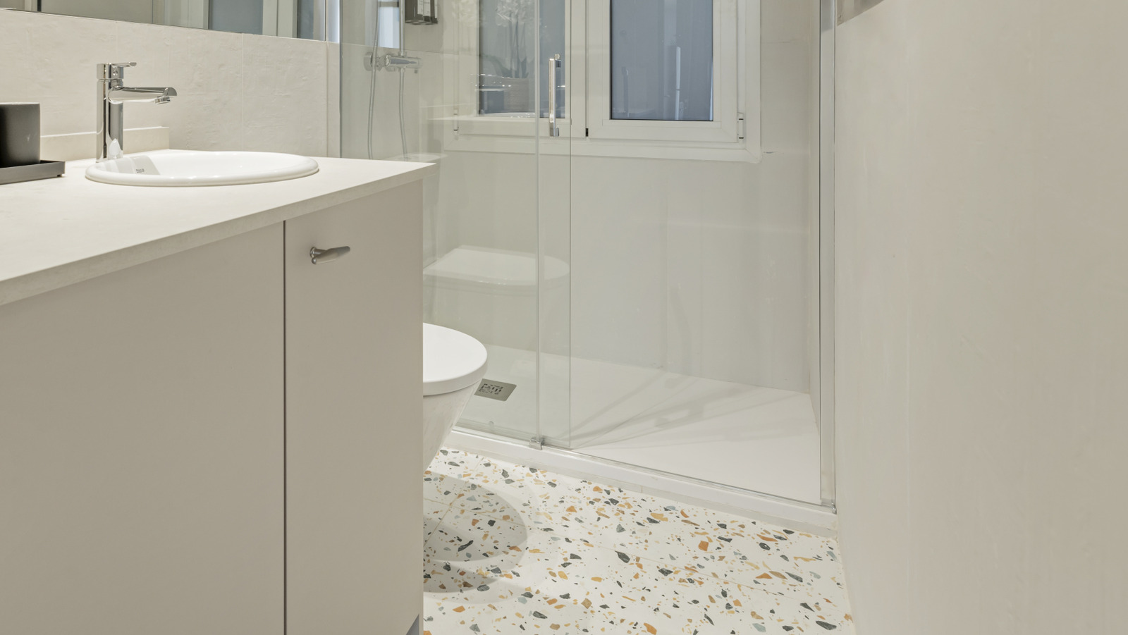 رسم تأثير terrazzo لتوفير المال على بلاط الحمام الخاص بك