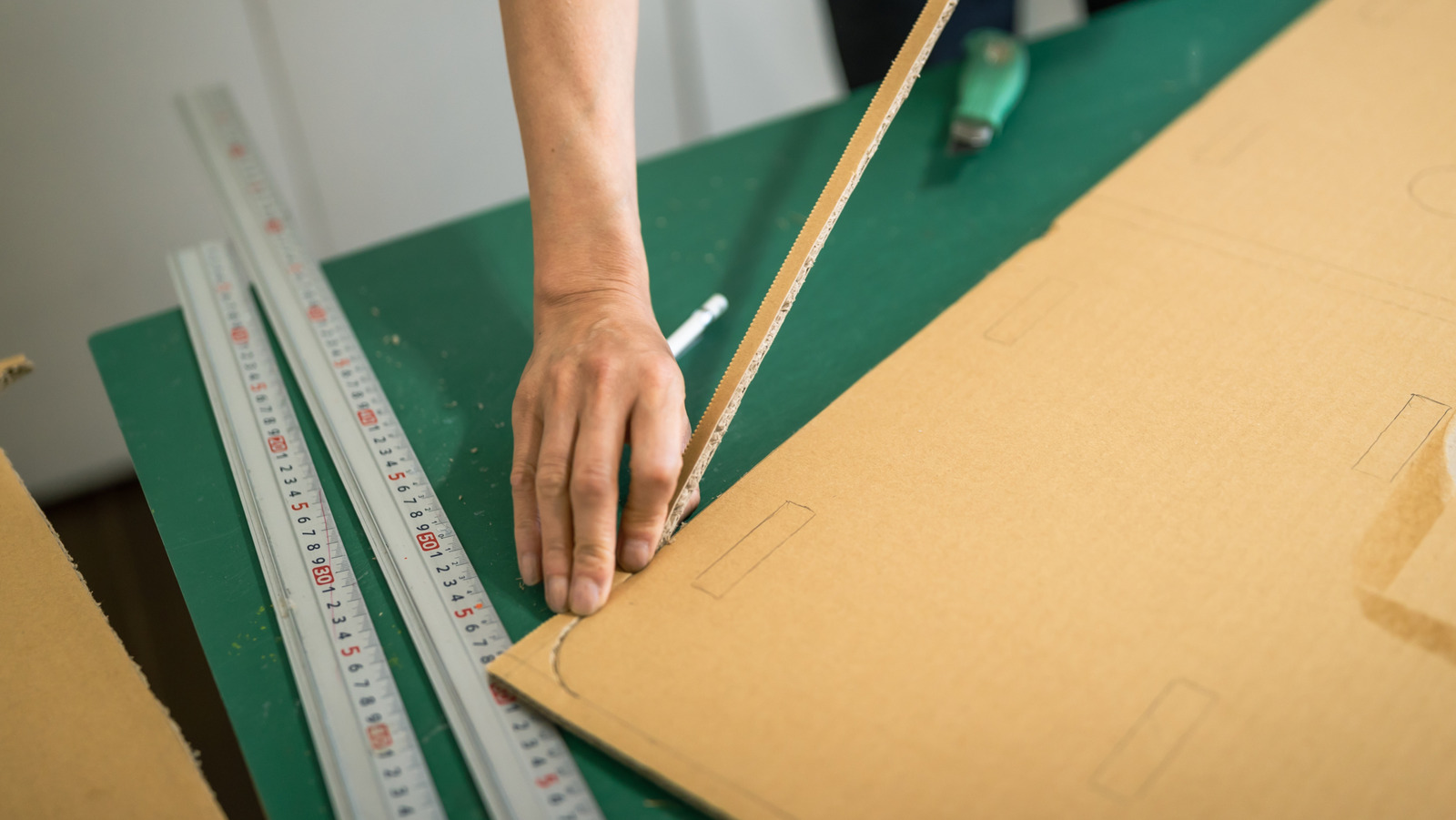 لماذا الورق المقوى هو سلاحك السري عند تصميم غطاء محرك DIY