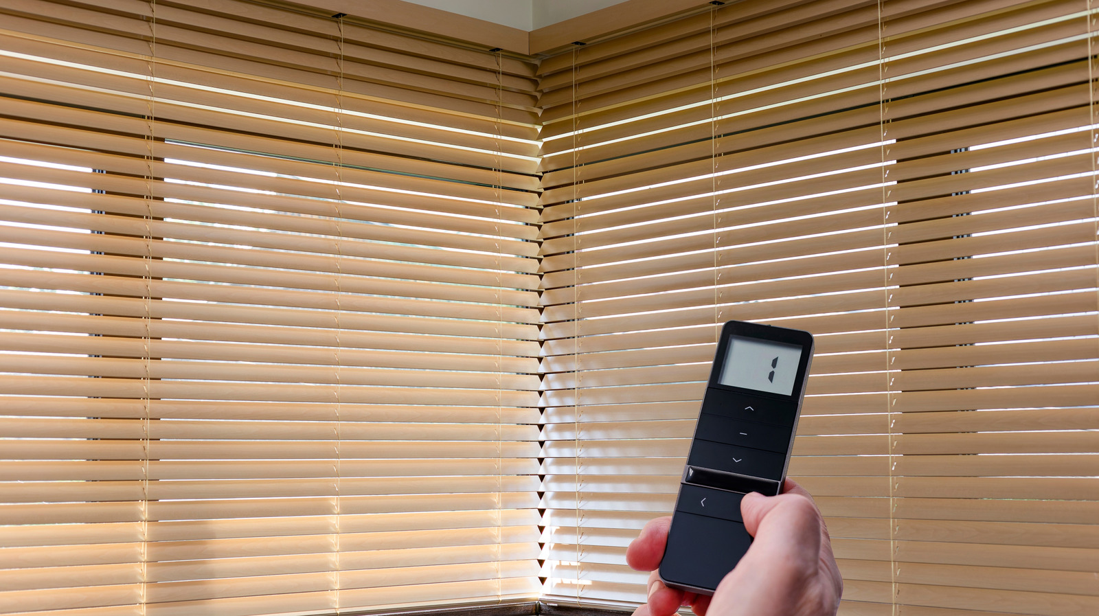 إليك كيفية تحويل الستائر الأساسية إلى الستائر الذكية