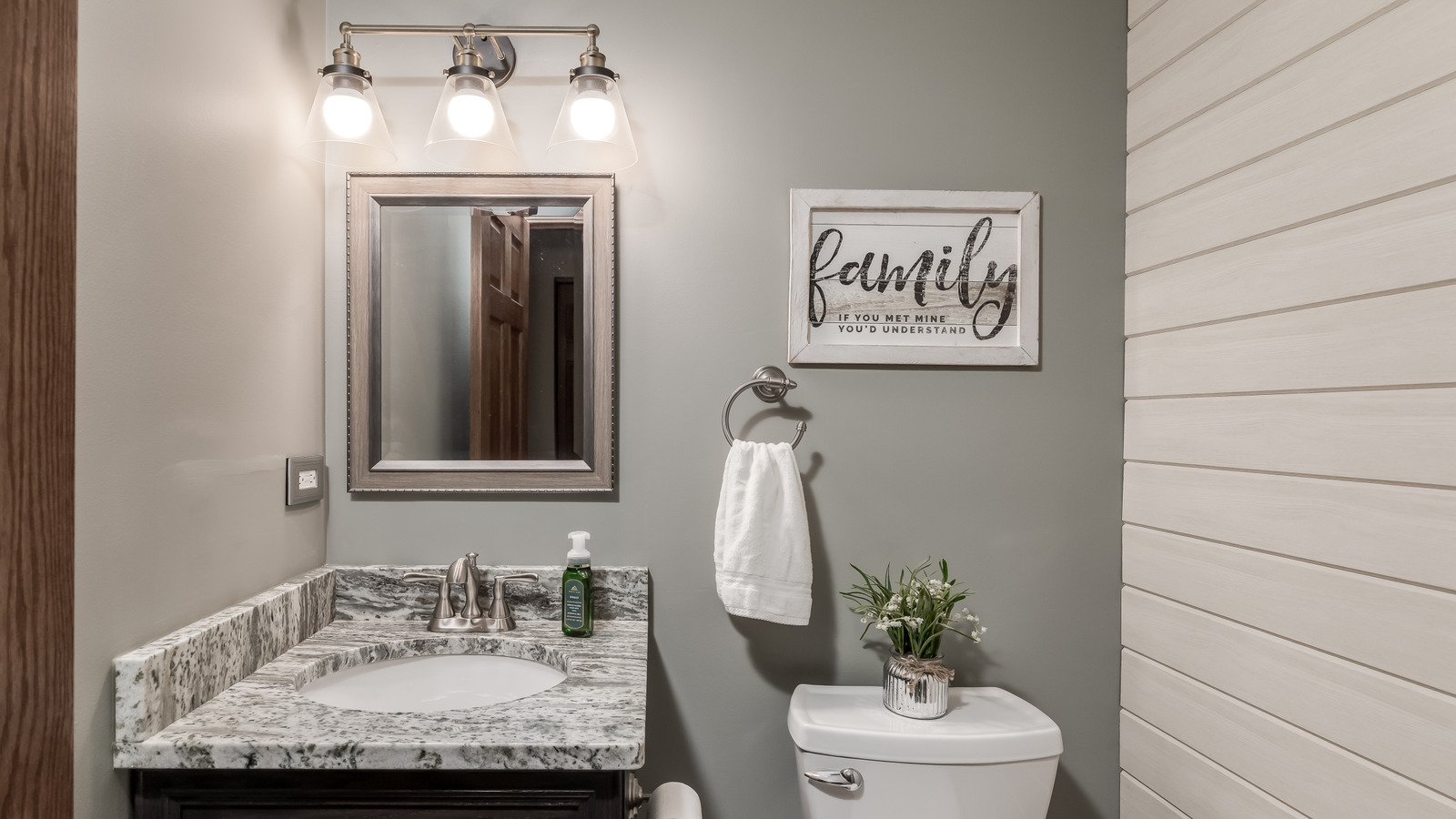 اتجاه التصميم الداخلي الذي يحل محل جدران لهجة قديمة