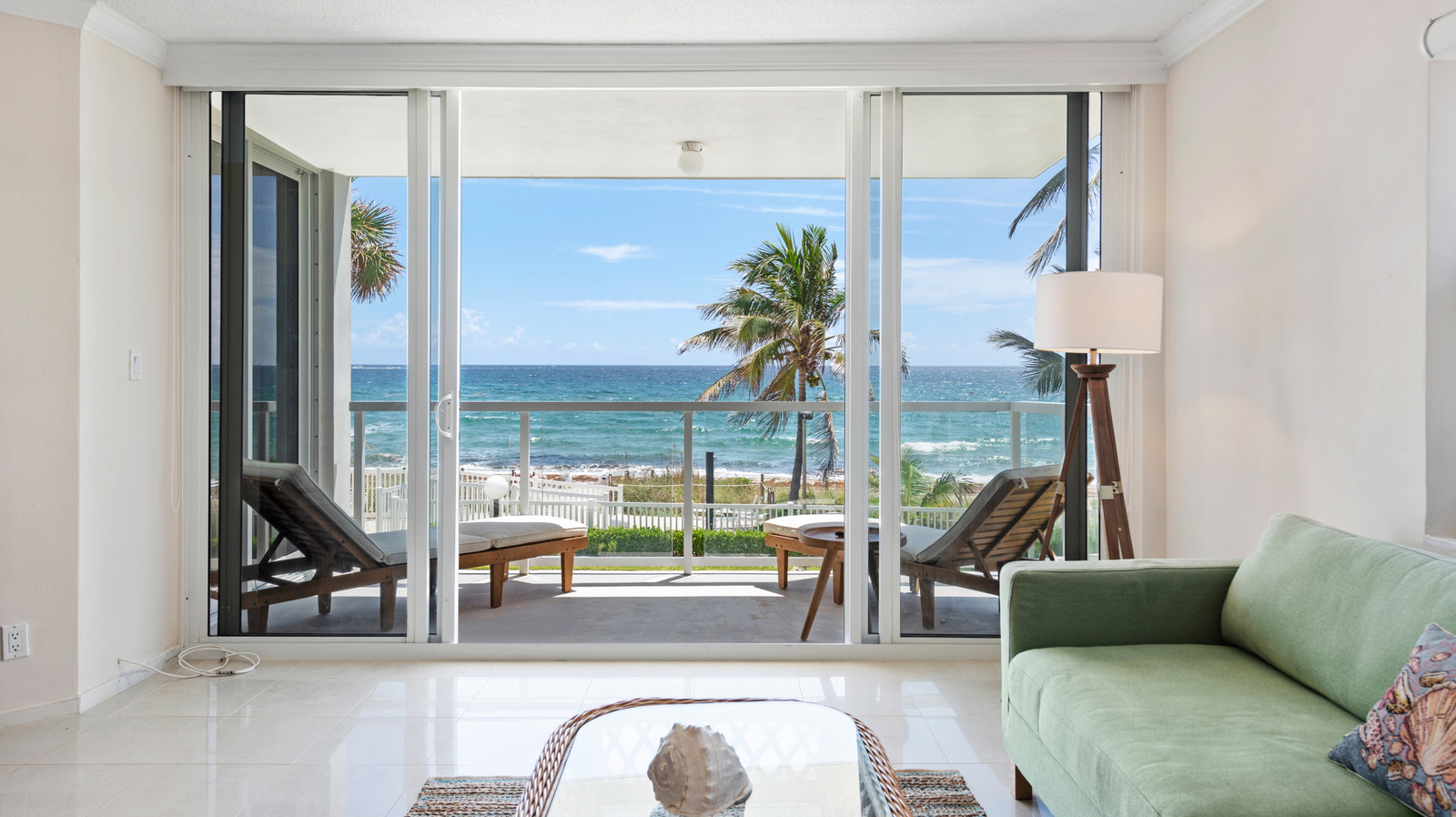 المظهر المستوحى من البحر الذي يحل محل التصميمات الداخلية الساحلية المصقولة