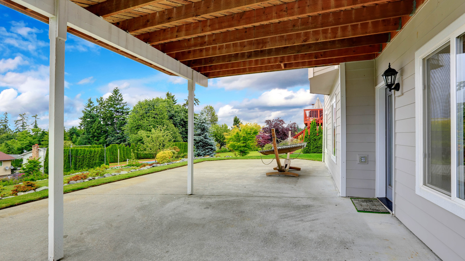 بديل الرصيف الأنيق والمتين ستحتاج إلى تغطية الفناء الخرساني الخاص بك مع