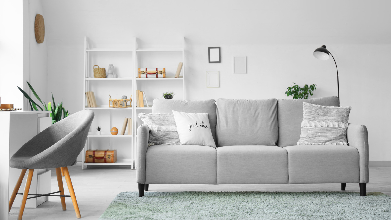 حافظ على تركيبات الجدار القبيحة بعيدًا عن الأنظار مع اختراق ديكور بسيط