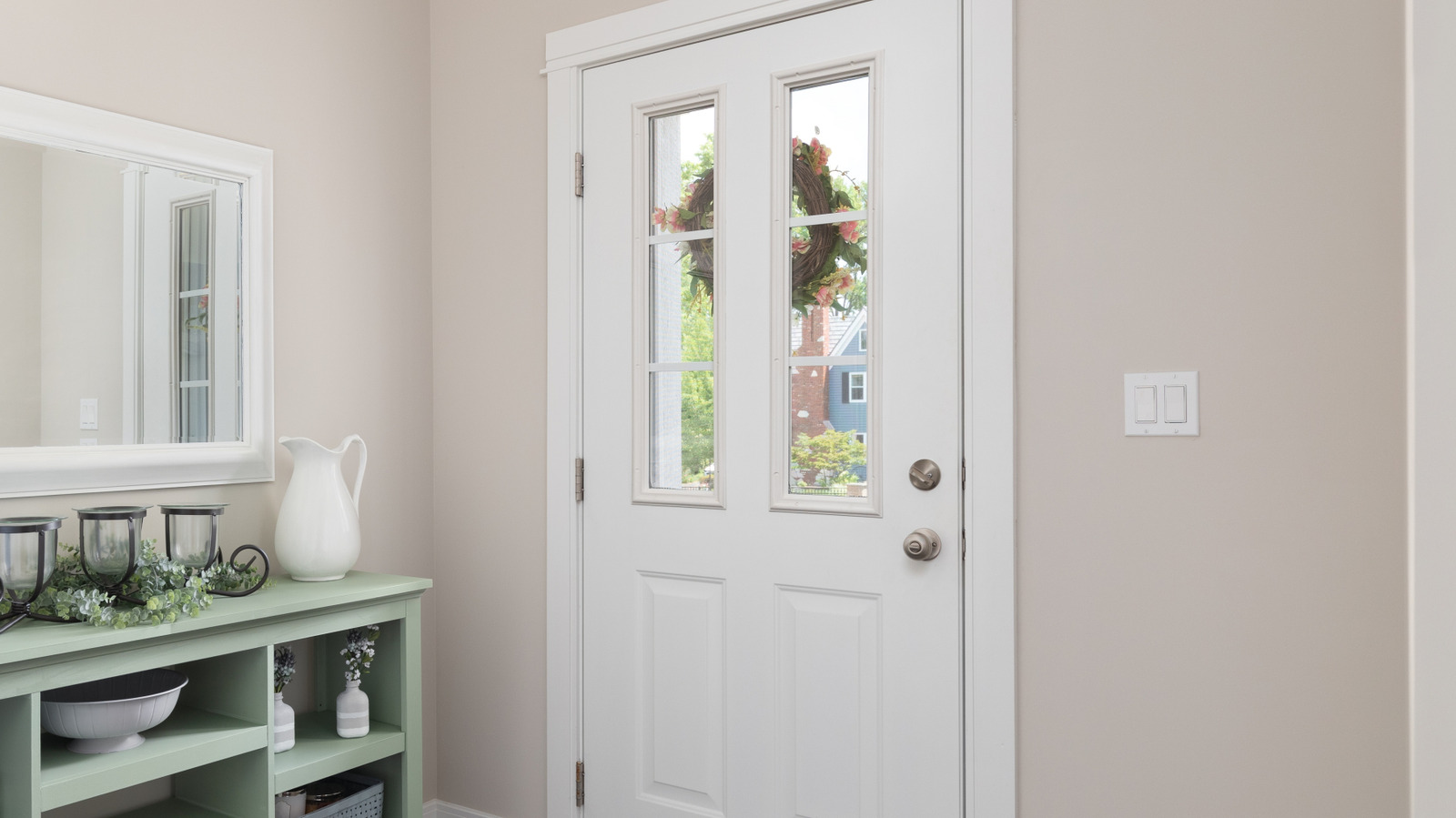 قم بترقية مساحة تخزين المدخل الخاصة بك مع اكتشاف Ikea النحيف الذي لن يكسر البنك