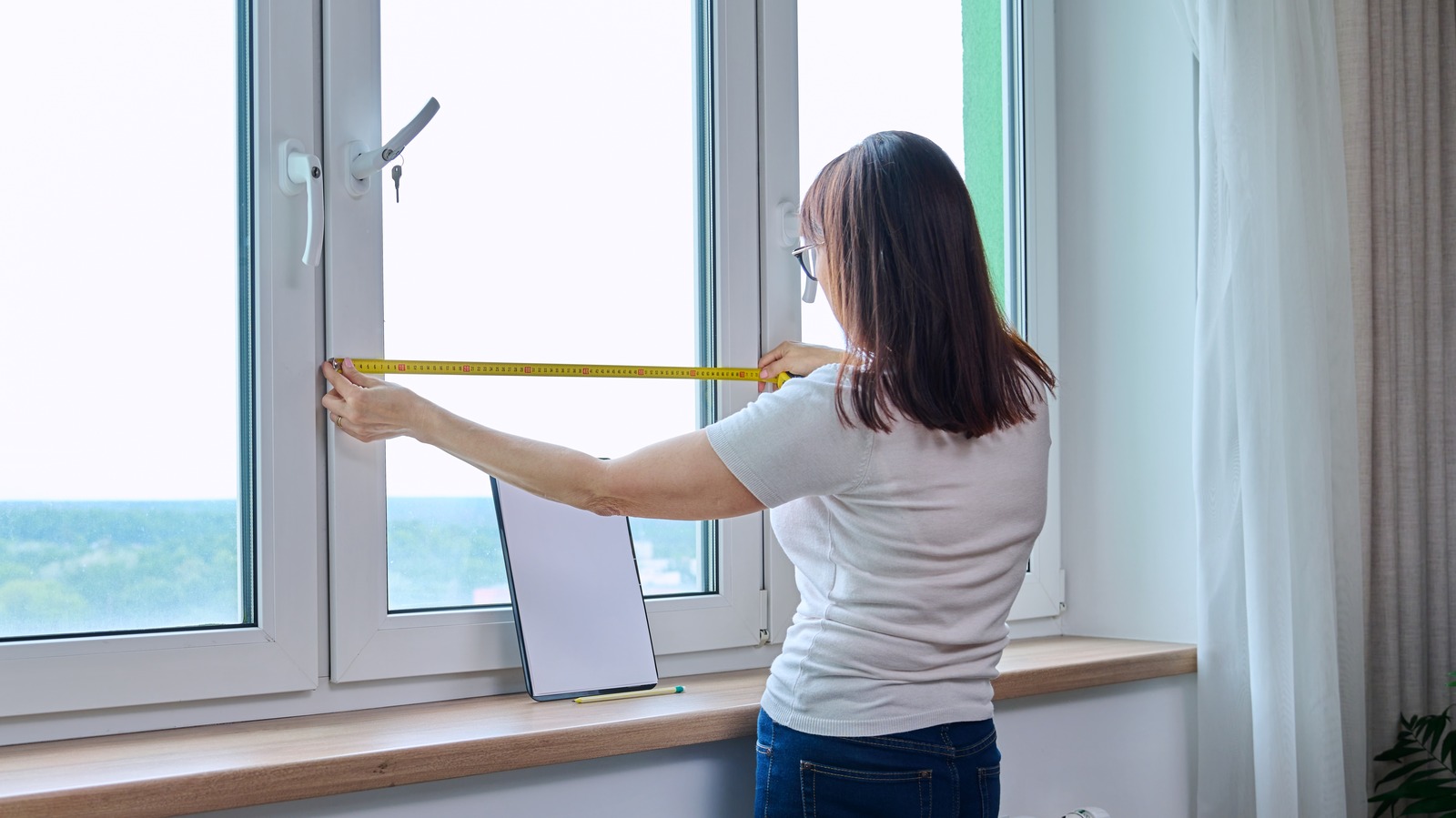 قم بتغيير مظهر النوافذ الخاصة بك تمامًا بميزانية بمساعدة بعض الشريط