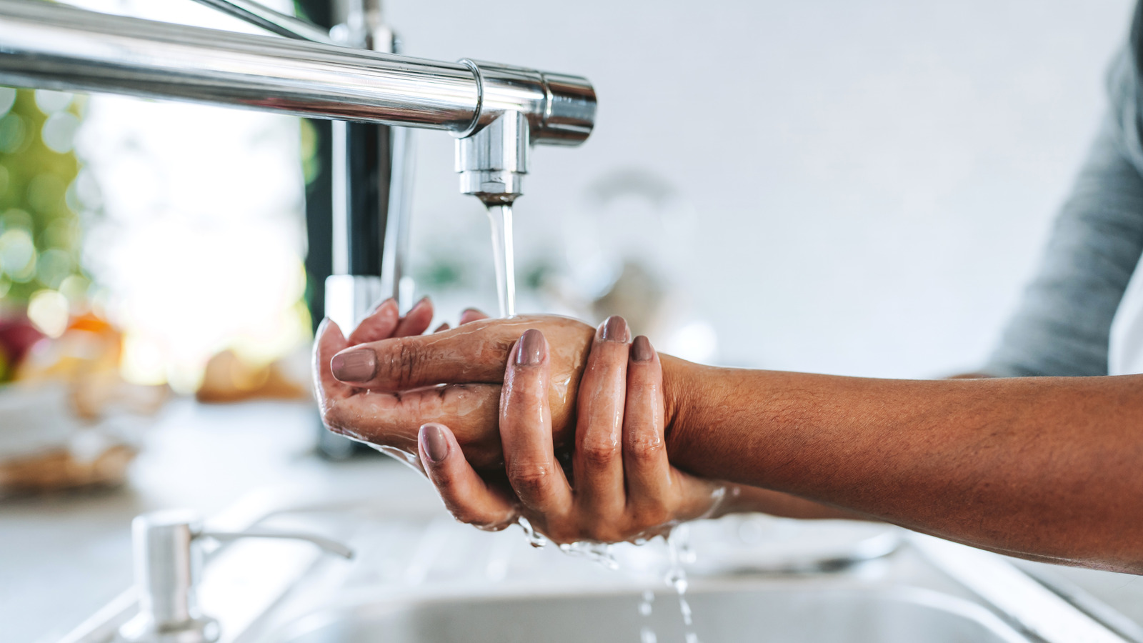 كيفية إزالة الهواء من صنبور الحمام لدفق أكثر صلابة