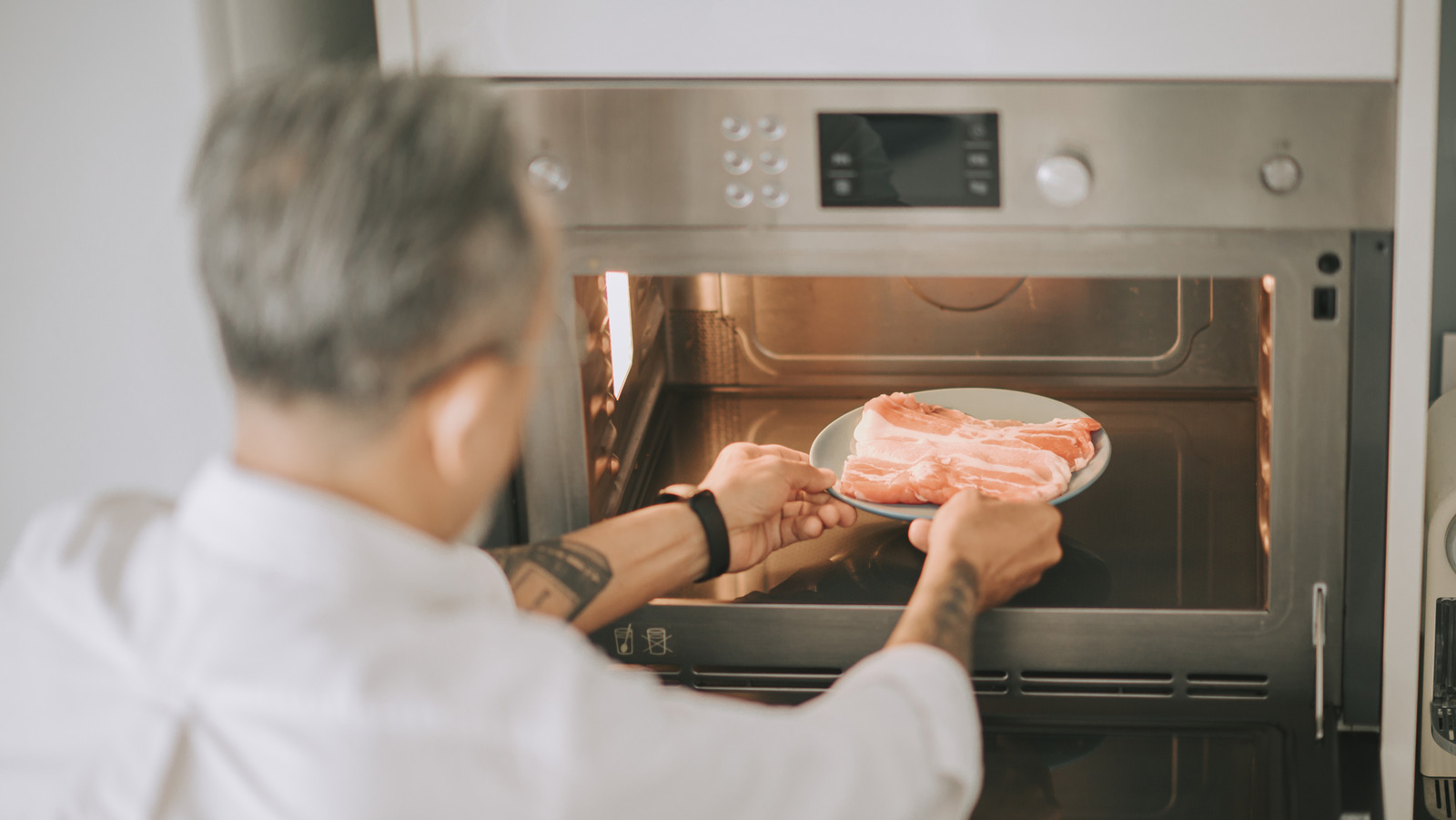 لماذا يجب ألا تطبخ اللحوم المجمدة في الميكروويف