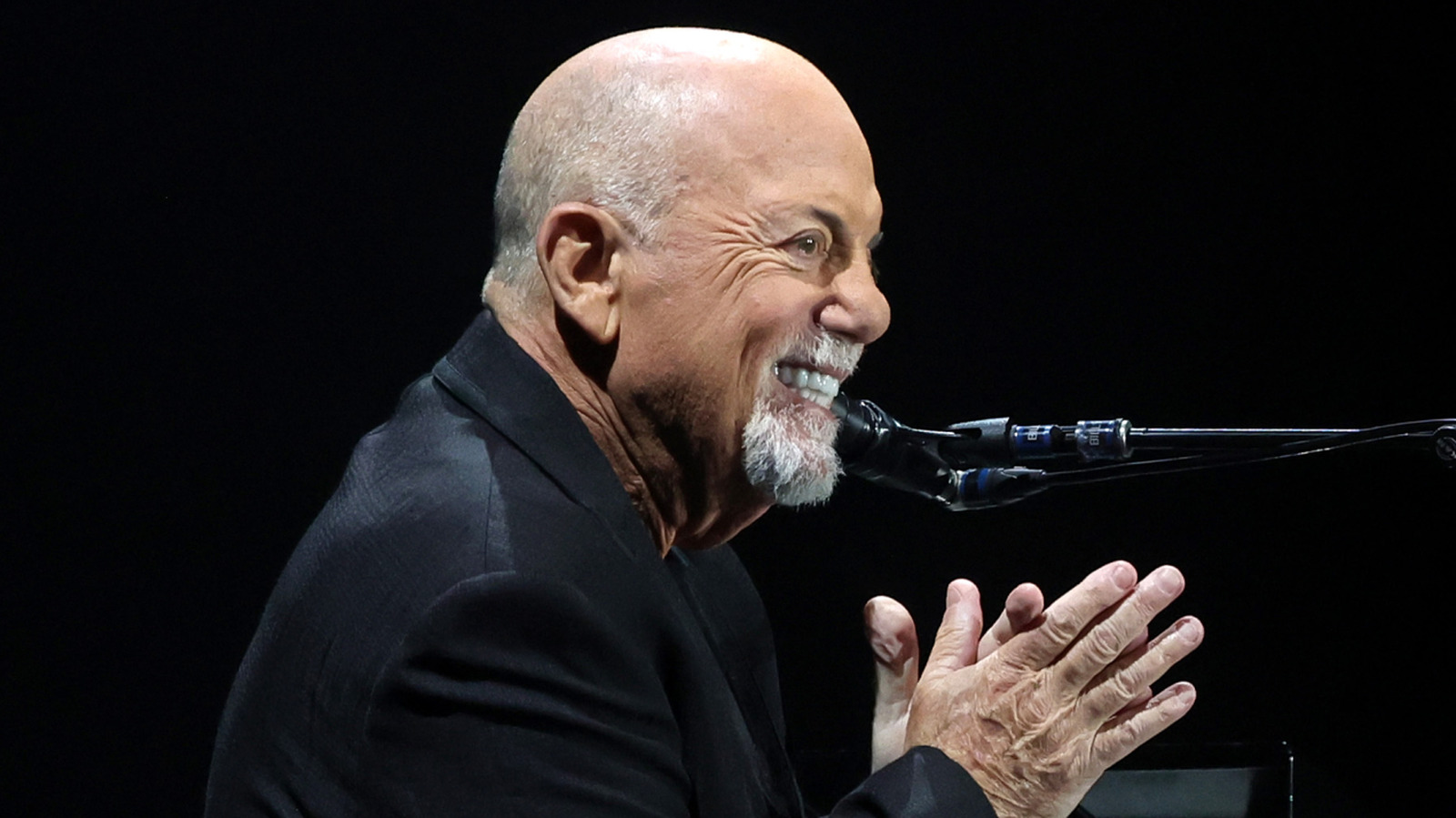 يشرح اضطراب بيلي جويل المأساوي سبب إلغاء جولته الموسيقية