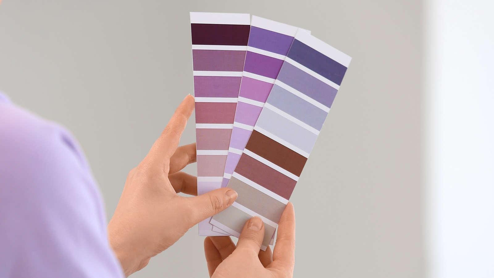 الظل الجريء الأرجواني الذي يضيف فيبي مزاج إلى حمامك