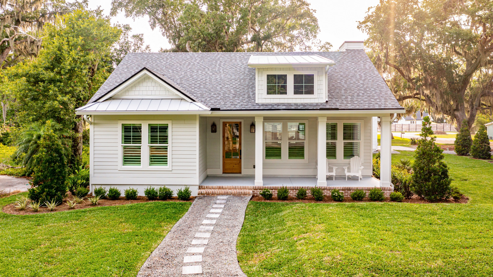 تخطيط الفناء الأمامي الذي سيعزز جاذبية منزلك