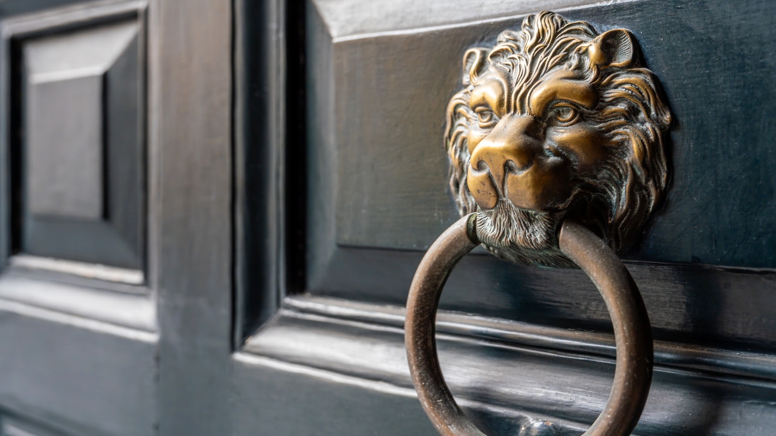 يا له من تمثال أسد في الهواء الطلق (أو ضربة قاضية) يعني حقًا