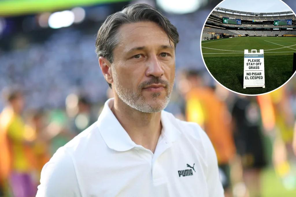 مديرة بوروسيا دورتموند نيكو كوفاك القضبان ضد عشب ملعب ميتليفاي