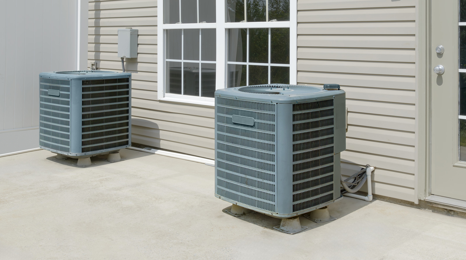 الطريقة المعقولة لإخفاء مكثف AC القبيح على الفناء الخاص بك