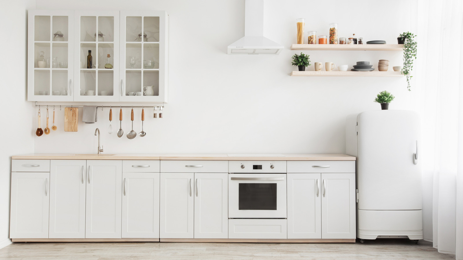 لماذا يبدو مطبخك باردًا جدًا (وكيفية جعله مريحًا على الفور)