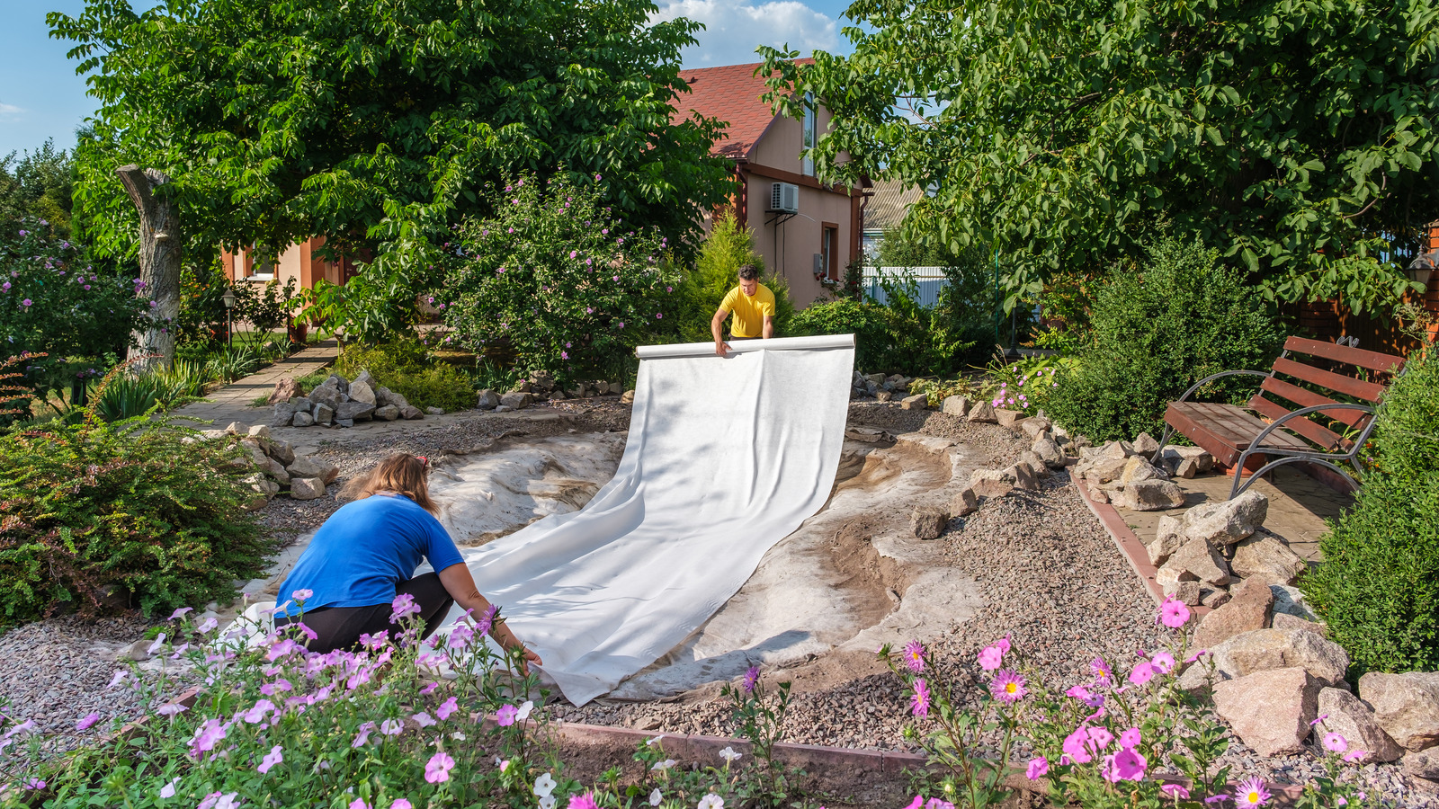 مشروع حديقة الفناء الخلفي الشهير الذي لا يستحق المال تقريبًا (وماذا تفعل بدلاً من ذلك)