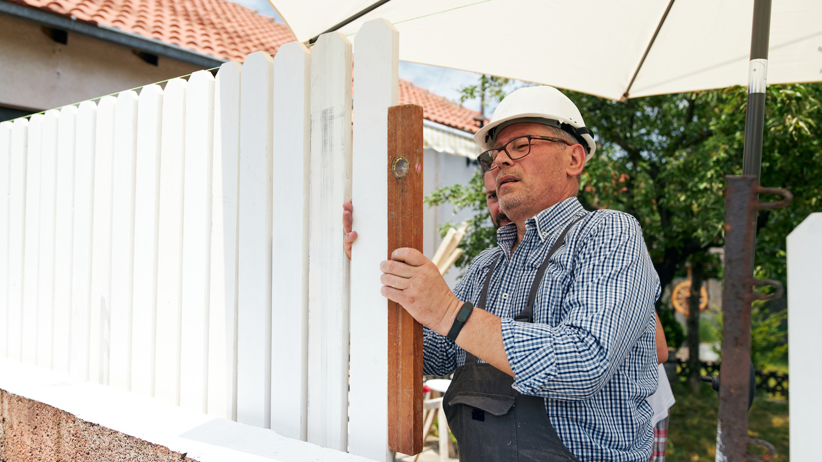 نوع السياج الخشبي الذي سيضيف خصوصية أنيقة إلى الفناء الخلفي الخاص بك