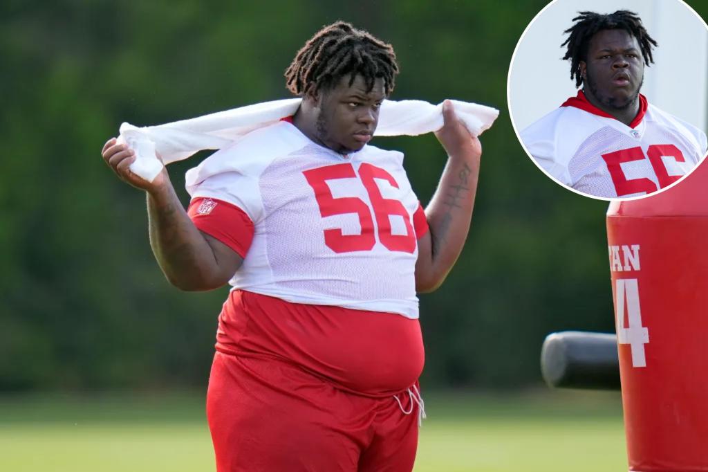 قام القراصنة بقطع 449 رطلاً ديزموند واتسون بينما يضرب حامل اتحاد كرة القدم الأميركي حاجزًا رئيسيًا