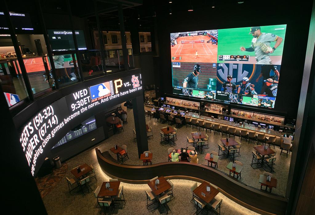 من المتوقع أن يسجل المراهنون الأمريكيون 30 مليار دولار على اتحاد كرة القدم الأميركي هذا الموسم