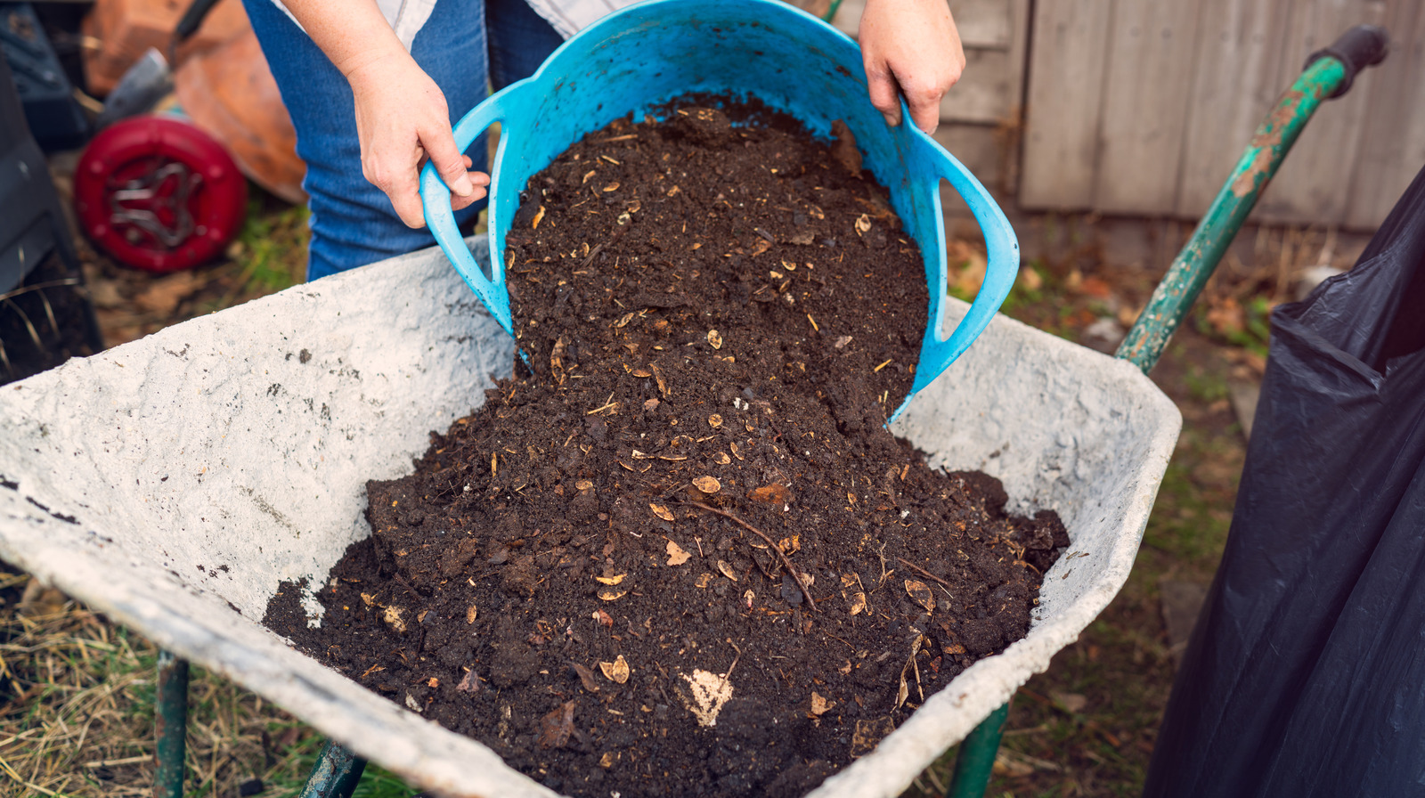 9 طرق رائعة لإعادة استخدام تربة بوتينغ القديمة بدلاً من إلقائها