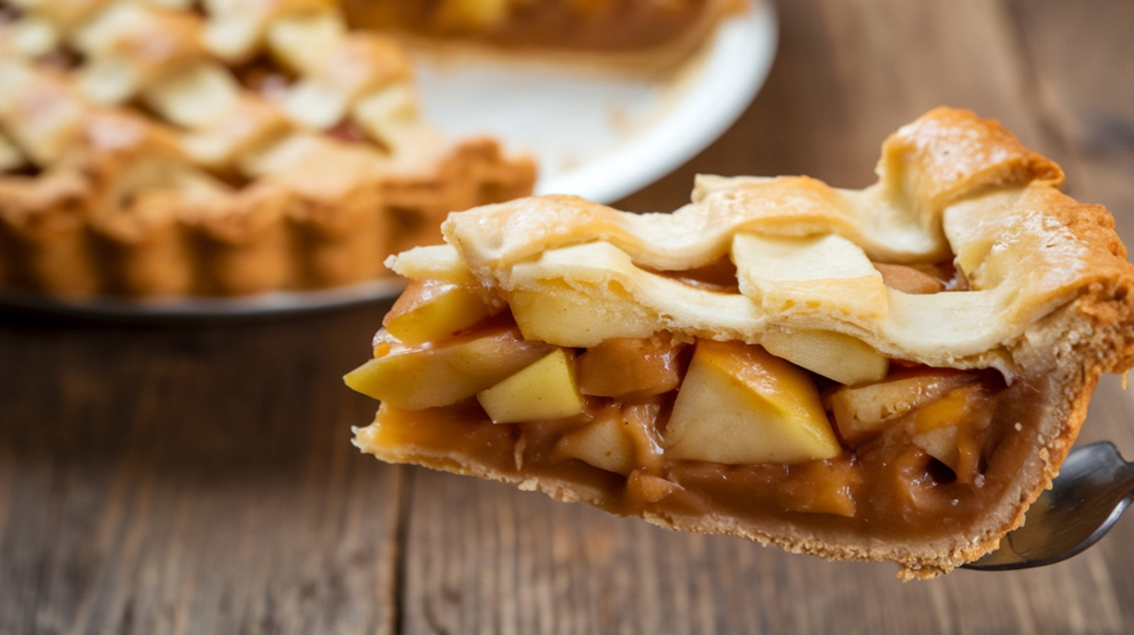 DIY أفضل ديكور فطيرة التفاح الذي يبدو حقيقيًا باستخدام إمدادات الأشجار القليلة بالدولار