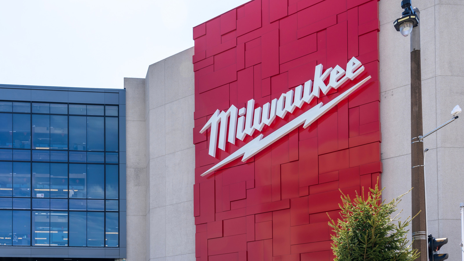 DIY الذي سيحول حزمة Milwaukee 2-Drawer إلى صندوق أدوات متداول