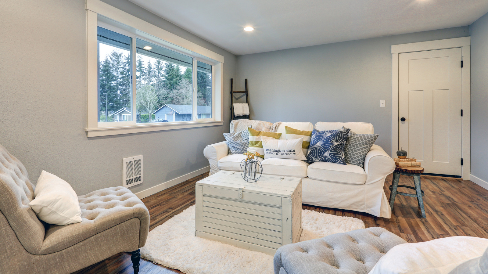 اتجاه تصميم أريكة الخمسينيات من القرن الماضي الذي يجعل عودة كبيرة