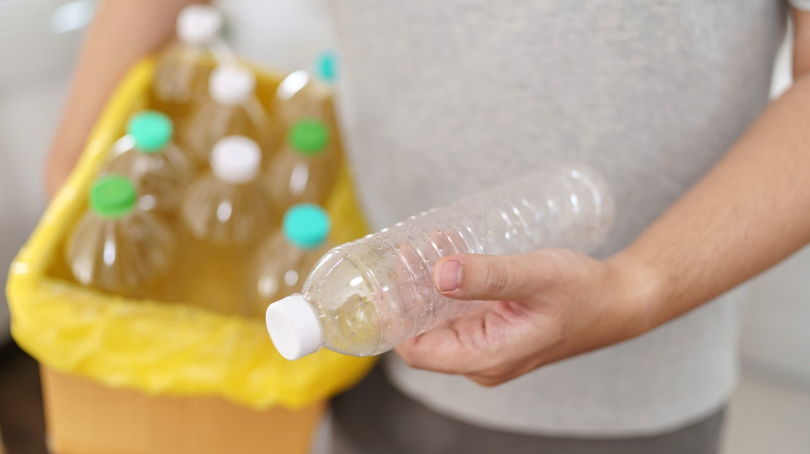 احفظ زجاجات المياه البلاستيكية الفارغة إلى DIY محلول تخزين الحمام الأنيق