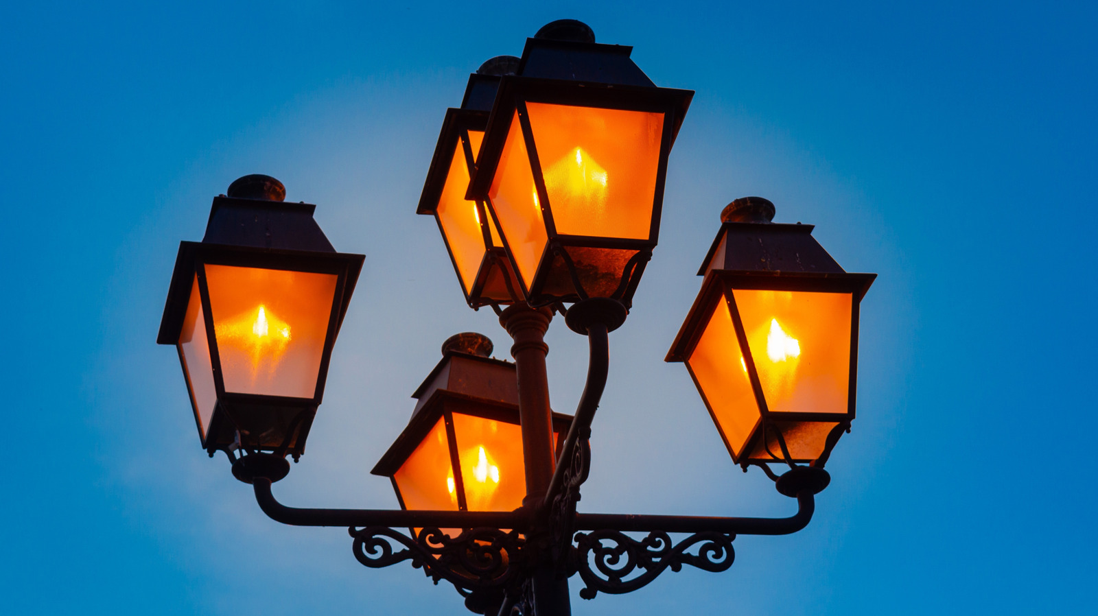 اقلب مصباحًا مزخرفًا إلى ضوء شمسي على الطراز القديم لحديقتك أو فناءك