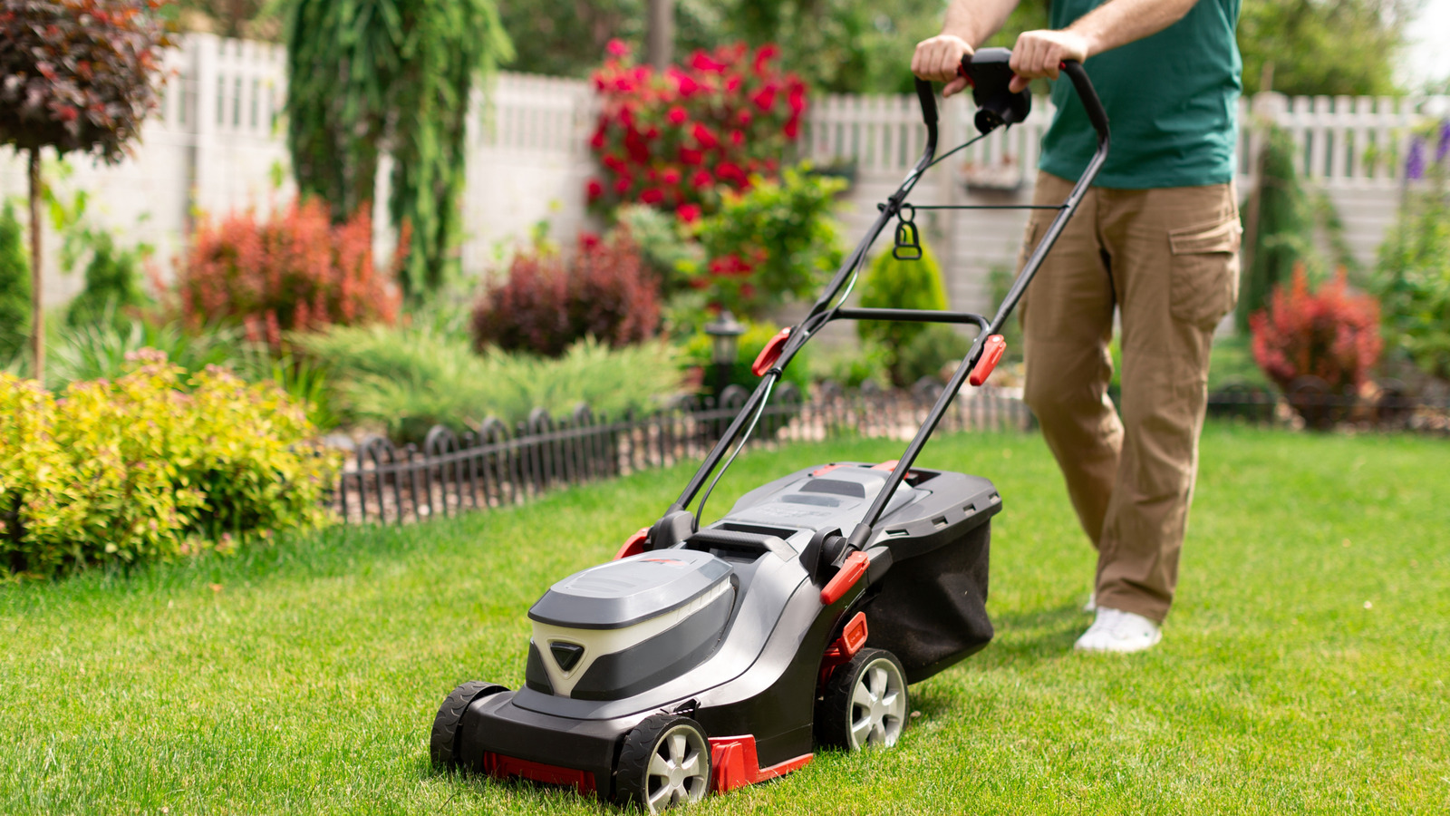 الطريقة التي تمت الموافقة عليها من HGTV لالقص العشب الذي يمنع الأعشاب الضارة من النمو