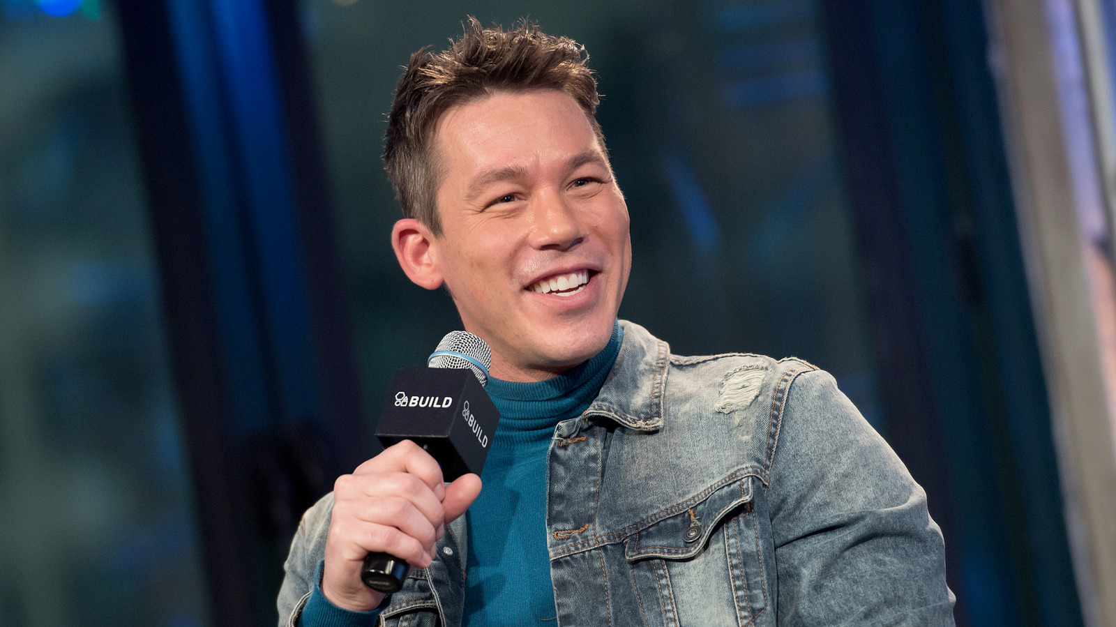 القاعدة ديفيد برومستاد يتبعها عند اختيار لون الطلاء للسقوف الطويلة