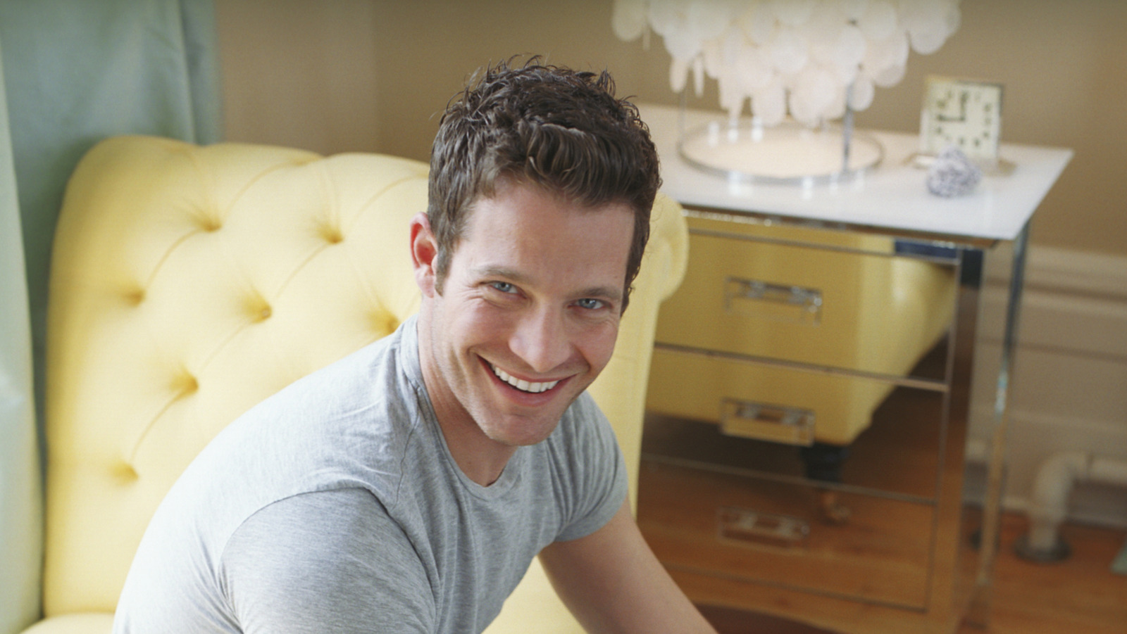 جرب تقنية طي الملابس البسيطة لـ Nate Berkus للأدراج المنظمة تمامًا