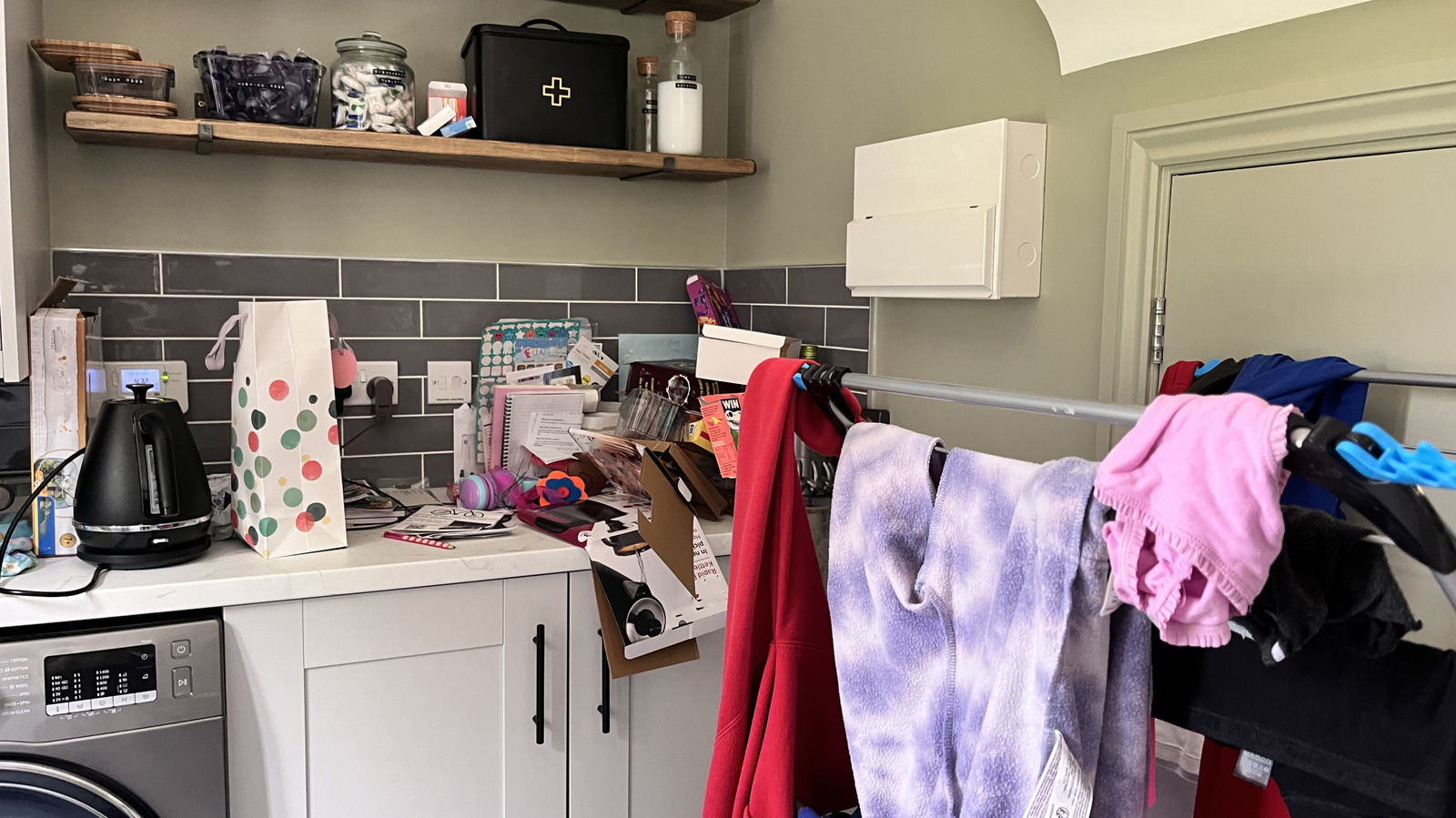 حل تخزين غرفة الغسيل البسيط الذي سيحافظ على الفوضى الخالية من الفوضى