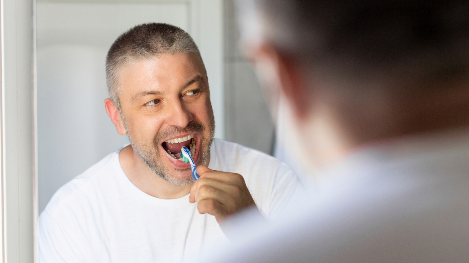 عندما تبلغ من العمر 50 عامًا ، هذا ما يحدث لأسنانك