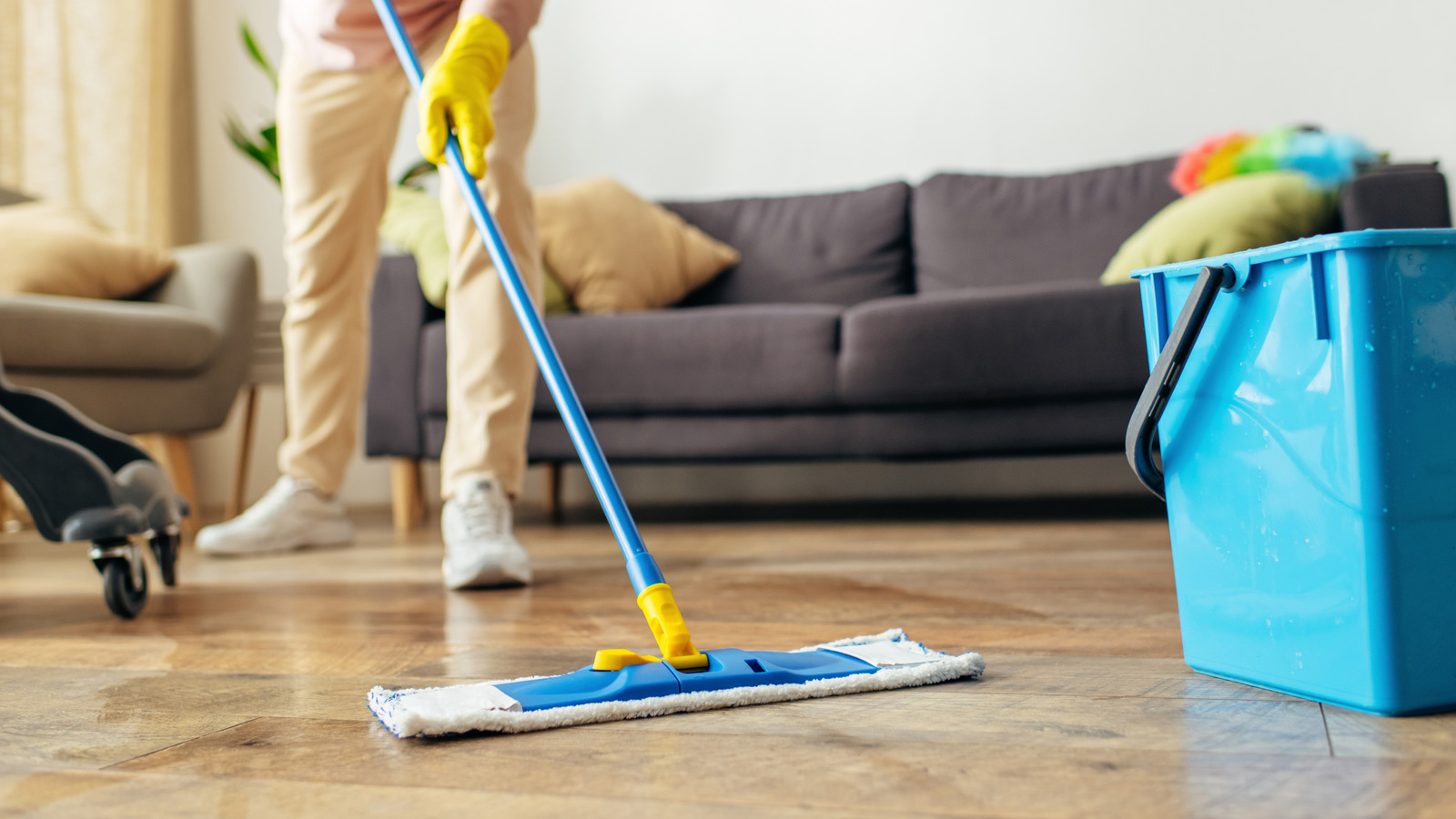 قم بتنظيف الأرضيات الدهنية بسهولة مع عنصرين رخيصين لدى الجميع في مطبخهم