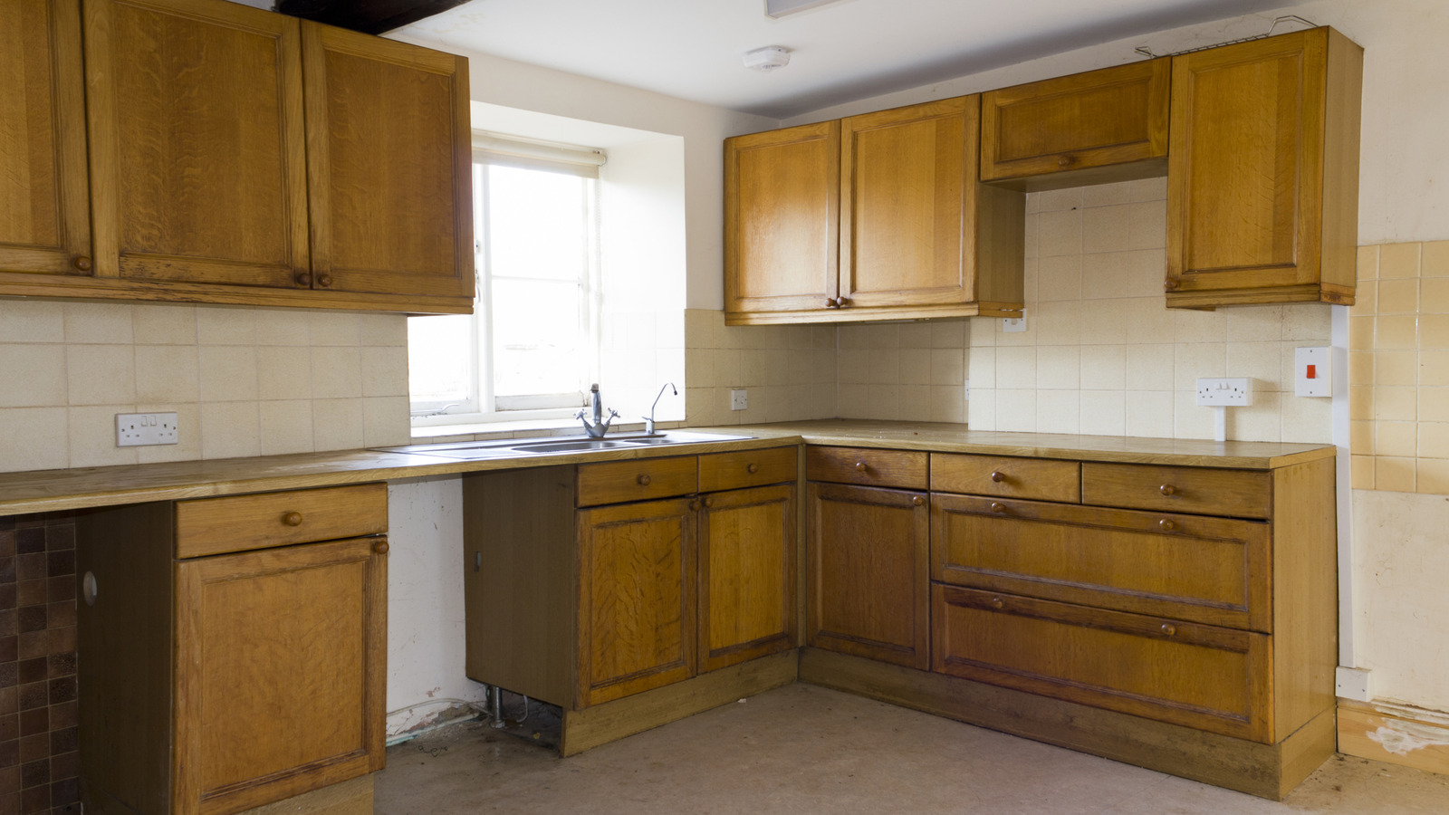 لا تطرد أبواب الخزانة القديمة دون تجربة هذا Tiktok DIY الرائع