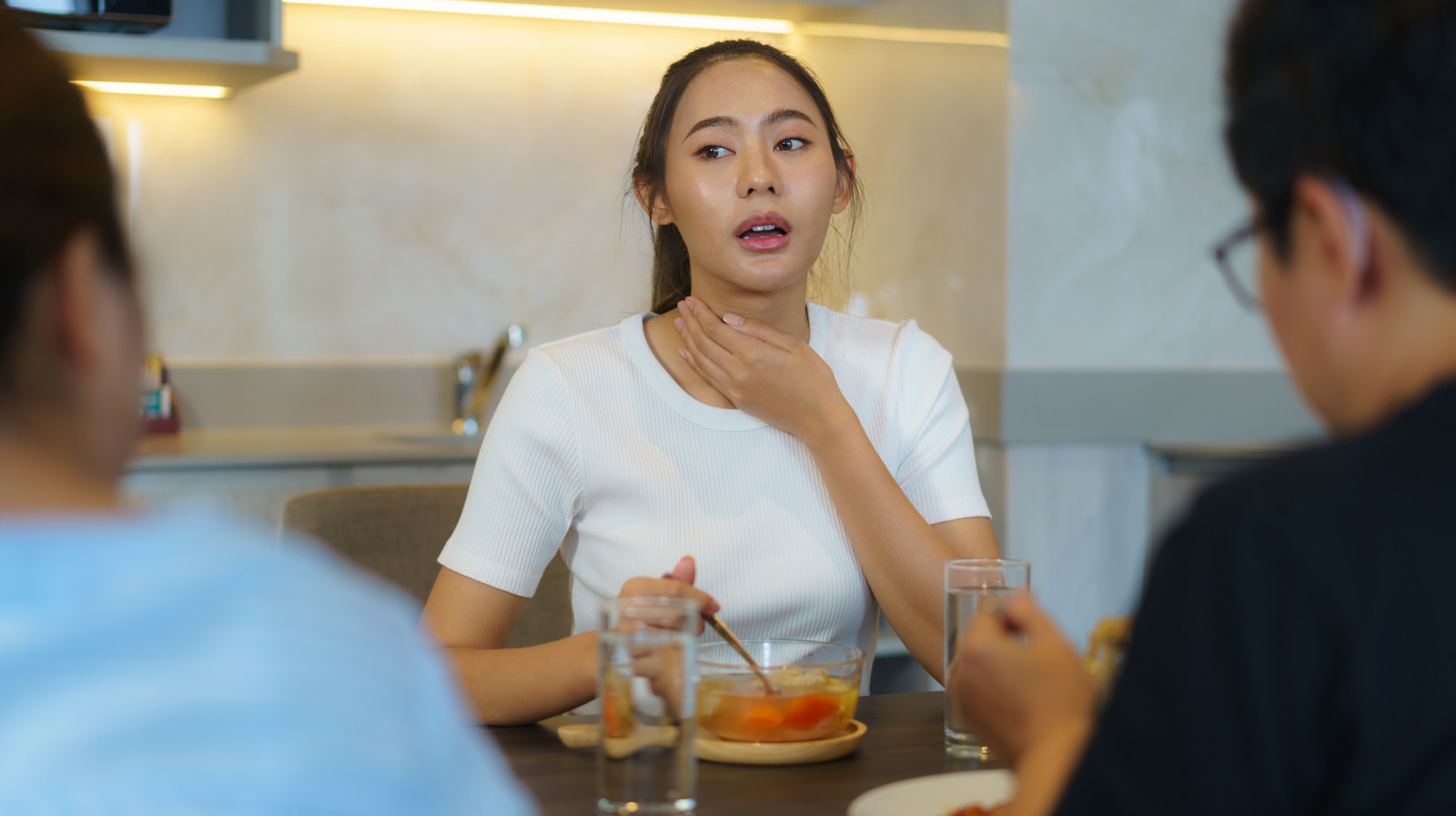 لماذا يبدو أنك لا تستطيع البلع عندما تشعر بالقلق