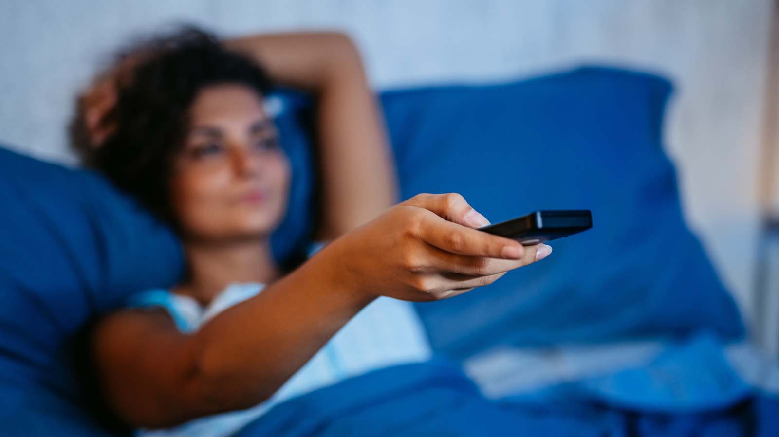 ماذا يحدث لك جسمك عندما تشاهد فيلمًا قبل النوم