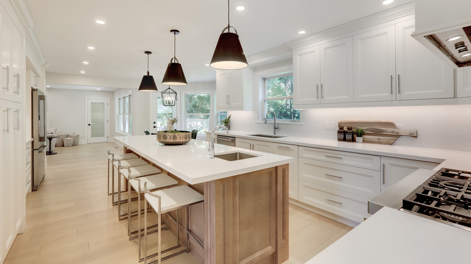 يقول المصممون المحترفون لميزات المطبخ التي يجب أن تتفاخر