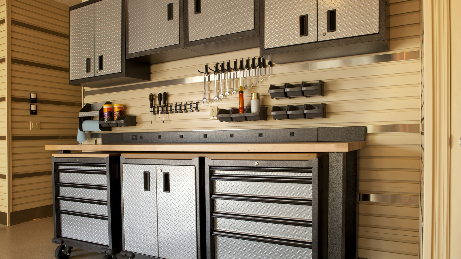 12 منتجات Amazon التي ستحول المرآب الخاص بك بالكامل